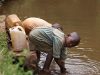 Ohne unsere Brunnen trinken Kinder aus diesem Wasser